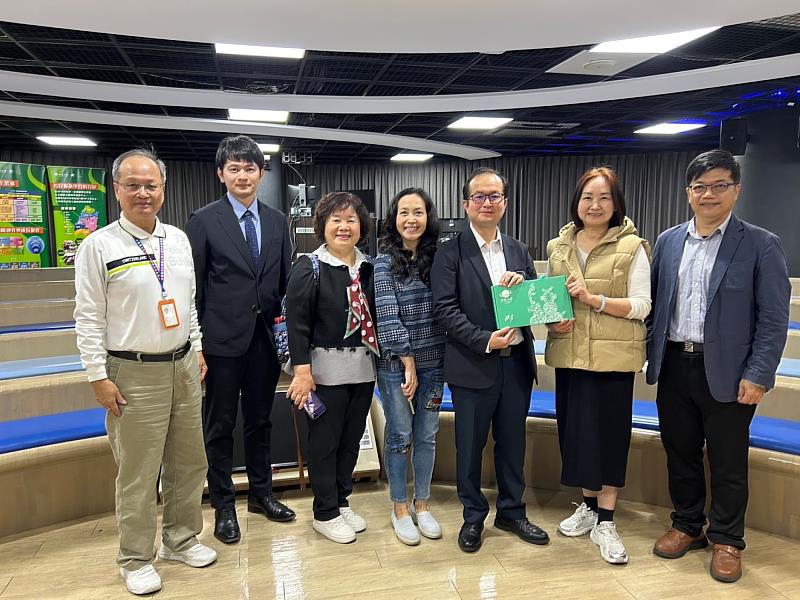 亞洲大學團隊與明道中學師長合影。