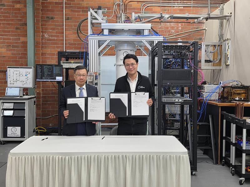 蔡進發校長（左）與羅杰 CEO（右）共同展示簽署完成之產學合作備忘錄。