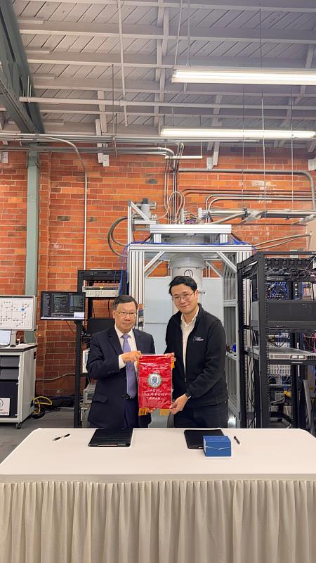 亞大特贈紀念錦旗，締結跨國算力夥伴關係。