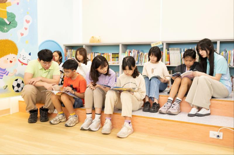 玉山圖書館第200所座落於台南巿成功國小，玉山志工們陪伴孩子們閱讀，點亮學習的未來。