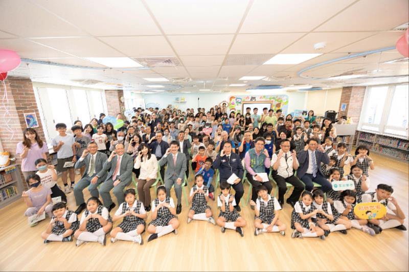 玉山圖書館第200所座落於台南巿成功國小，台南市長黃偉哲（右4起）、玉山金控董事長黃男州、董事陳美滿等貴賓共同出席啟用典禮。