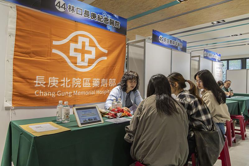 提供職缺的廠商對學生們詳盡的介紹職缺內容。