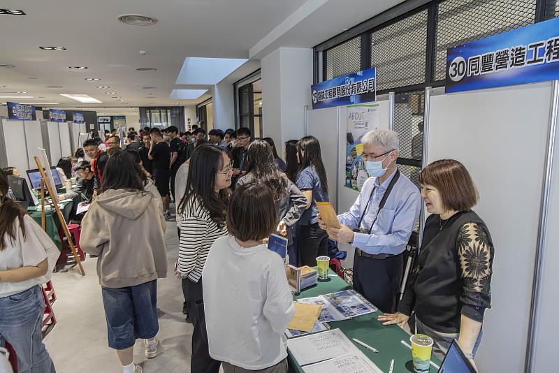 嘉藥「2026就業徵才博覽會」吸引破百位學生爭相來面試。