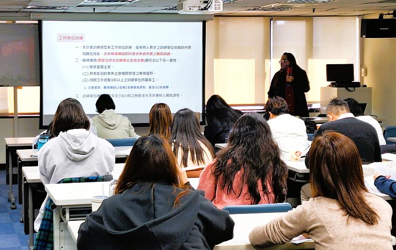北分署工作崗位訓練說明會中，說明工作崗位訓練的計畫內容與申請方式。
