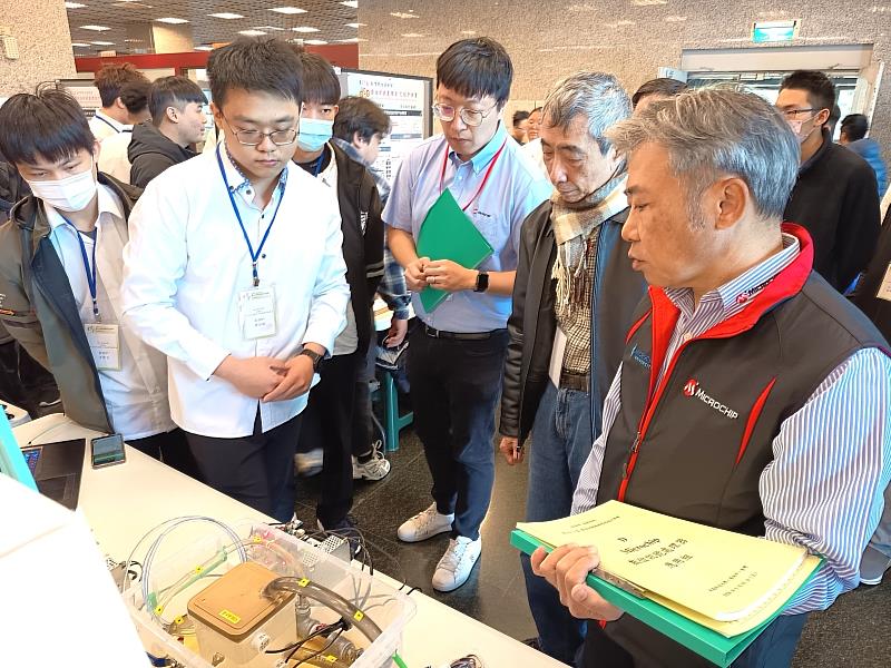決賽評審實況。參賽隊伍針對軟硬體系統整合進行現場演示,展現數位訊號處理技術於智慧科技領域的實務應用。