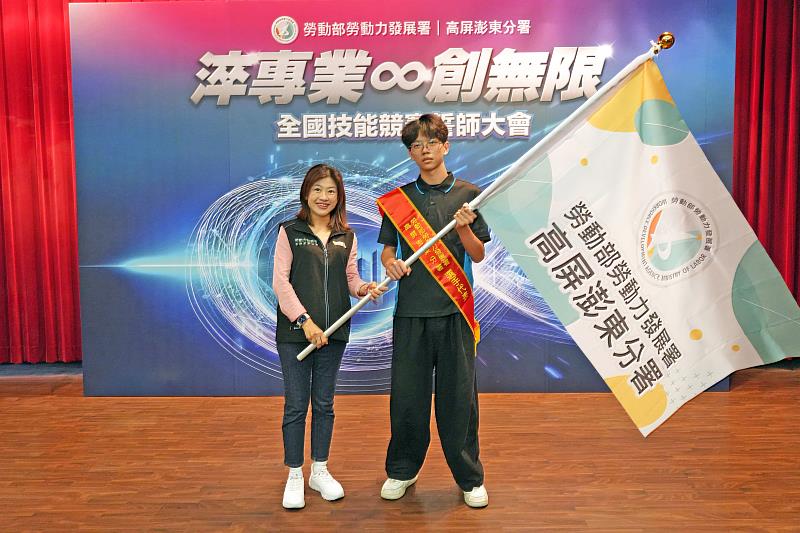 高分署陳怡雯秘書(左)與選手代表薛湘嶧(右)合影。