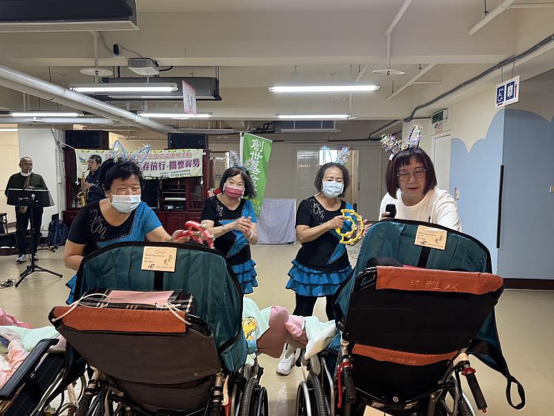 與院內植物人互動。