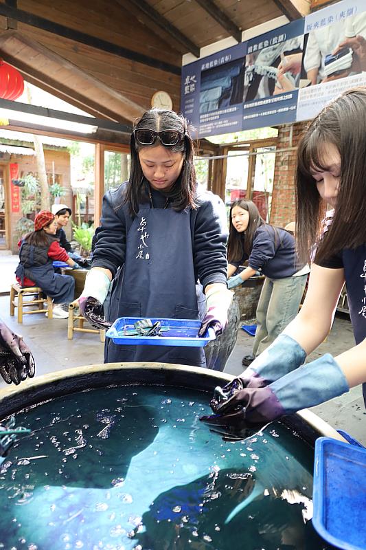 學生於卓也小屋藍染體驗課程中實際操作染布流程。