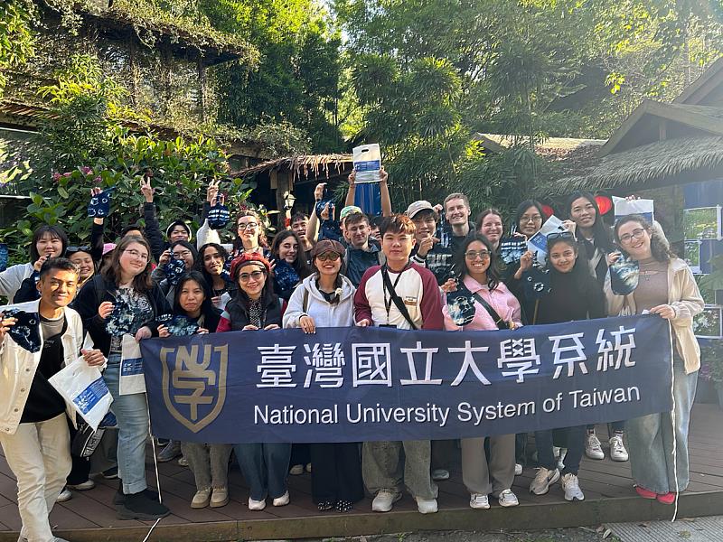 學生展示藍染作品並於活動後合影留念。