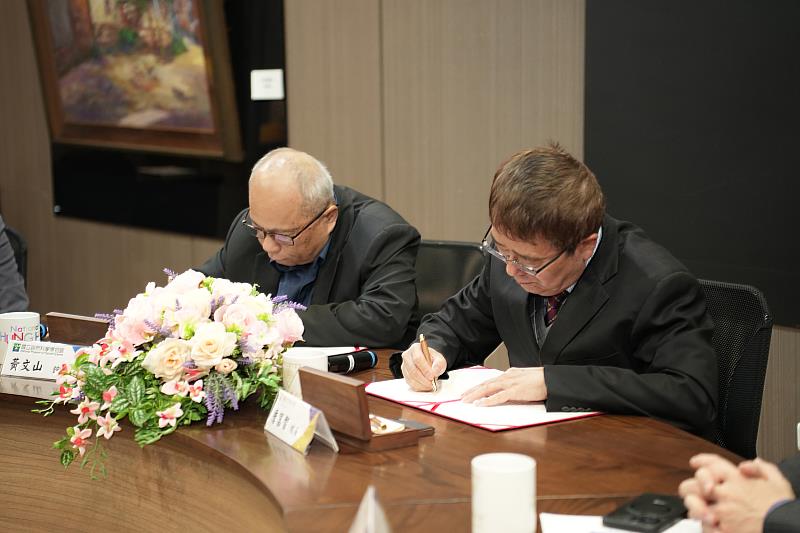 興大校長詹富智(右)、科博館館長黃文山(左)代表簽約。