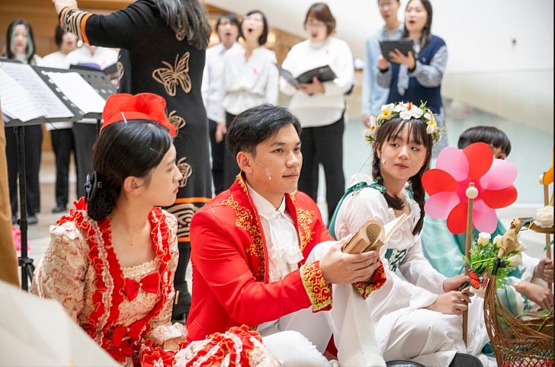 創作結合合唱與劇場，合唱不只是音樂的呈現者，也成為情緒與時間的延伸。