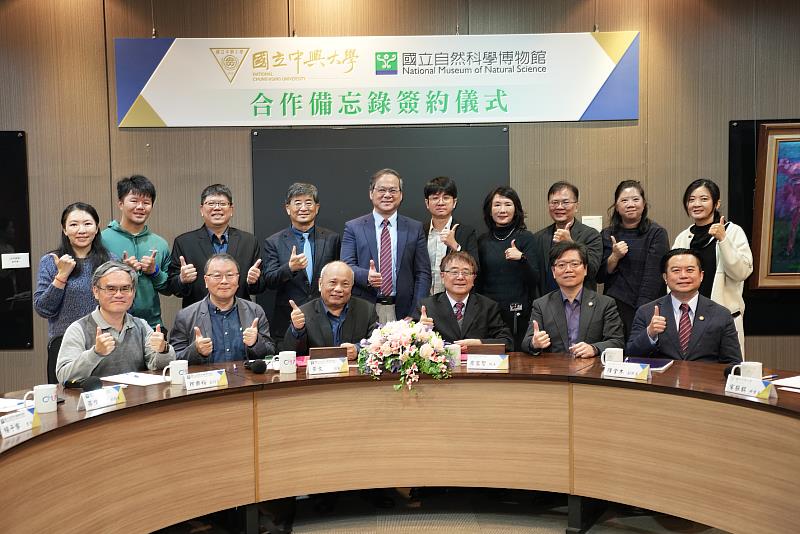 簽約儀式合影。