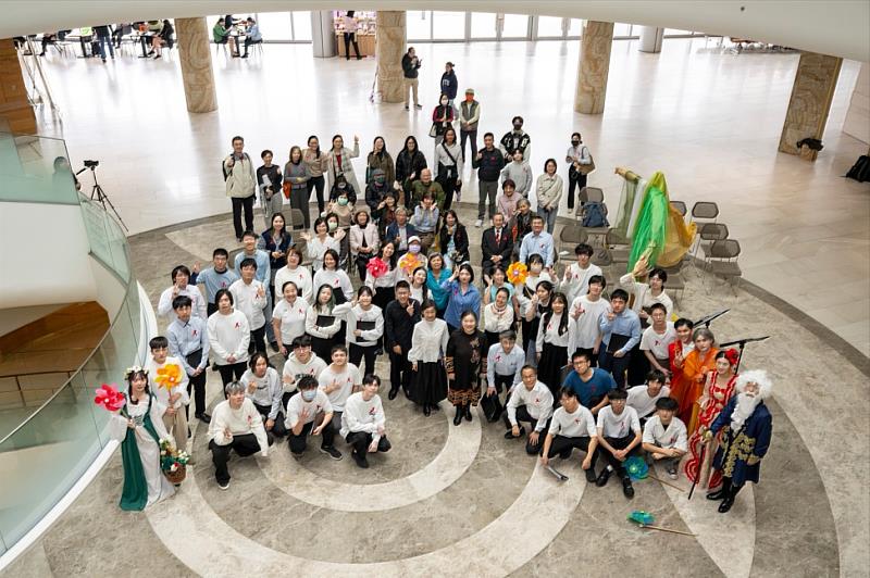 本次演出亦與美麗人聲合唱團合作，並結合國防大學政戰學院應用藝術學系的劇場專業，形成跨校、跨領域的創作能量。