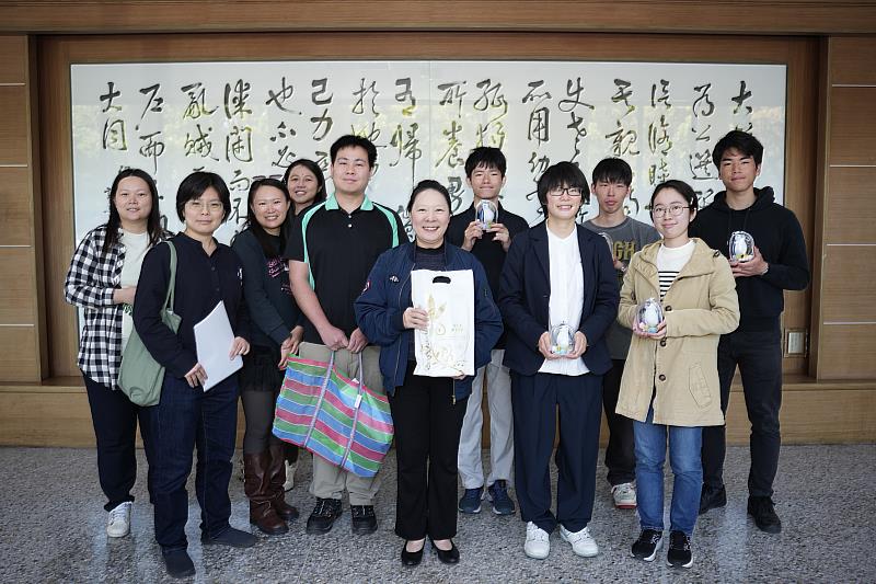 日本國立神戶大學大學教育推進機構余玟欣助理教授(前排右2)率團參訪興大,由興大USR辦公室執行長鄭菲菲教授(前排中)代表接待。