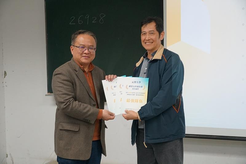 職技同仁囊括多項個人與團體獎項,由人事室沈仰斌主任(左)頒獎表揚。