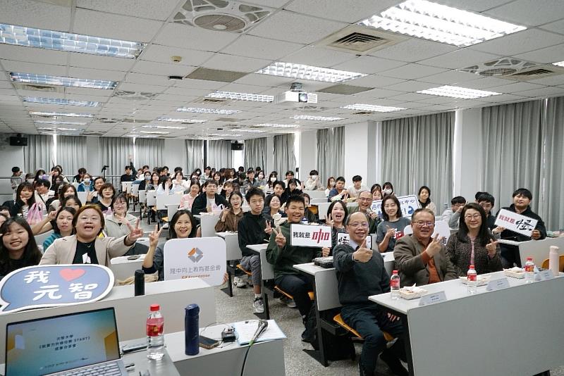 成果展現場大合照。
