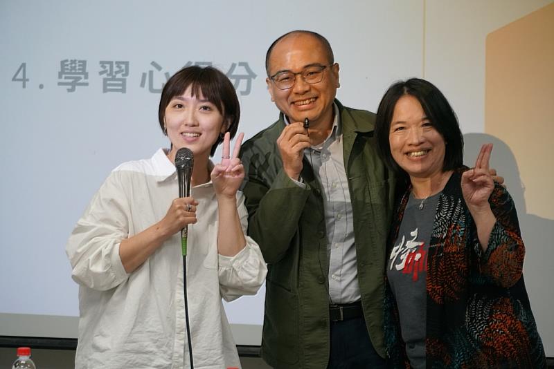Hahow李偉琳經理、元智大學陳信宏主任(中)以及隆中向上教育基金會王德蕙顧問共同對未來人才重新詮釋。