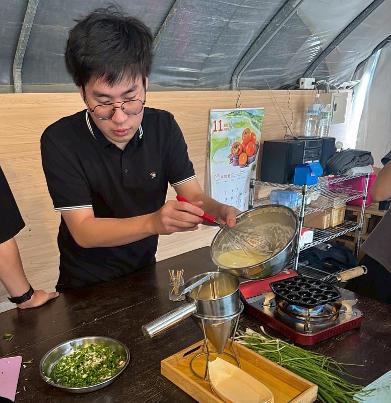 曾大衛投入章魚燒麵糊製作，體會食物從土地到餐桌的漫長旅程，從中獲得啟發與成就感。