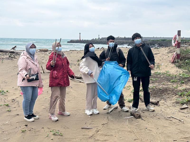 李慧妍(左2)在寒風中前往金山海邊淨灘,一邊清理垃圾、一邊欣賞海邊的美麗景色,她認為這是一段非常特別的經歷。