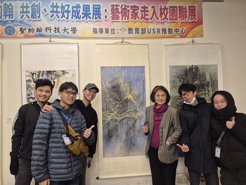 林政好（左1）驚豔於藝術家打破常規，竟然不使用傳統毛筆來創作，而是運用不同的技法，讓畫作顯得更加獨特且充滿表現力。