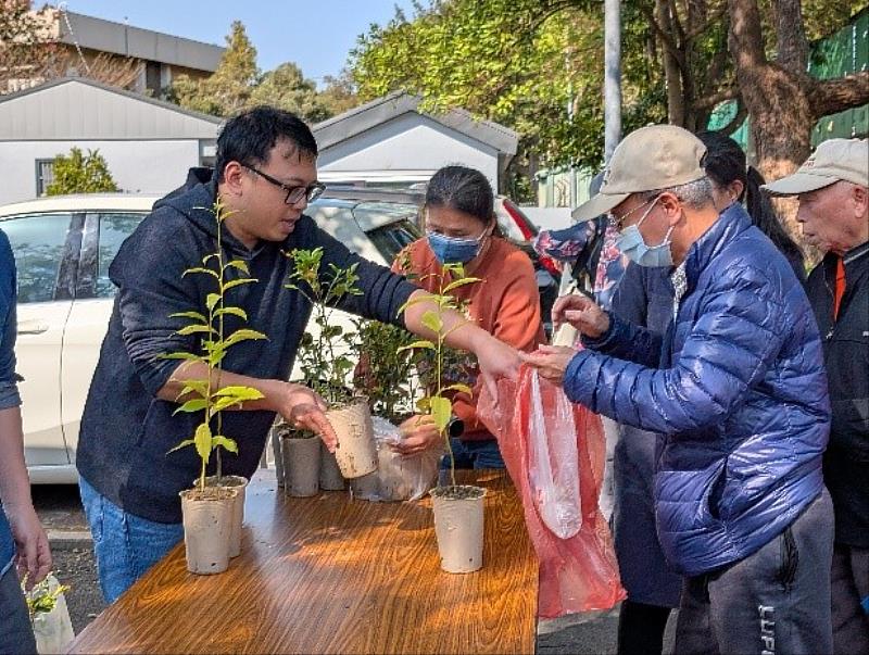 民眾踴躍參與贈苗活動,提醒自備環保袋盛裝苗木。