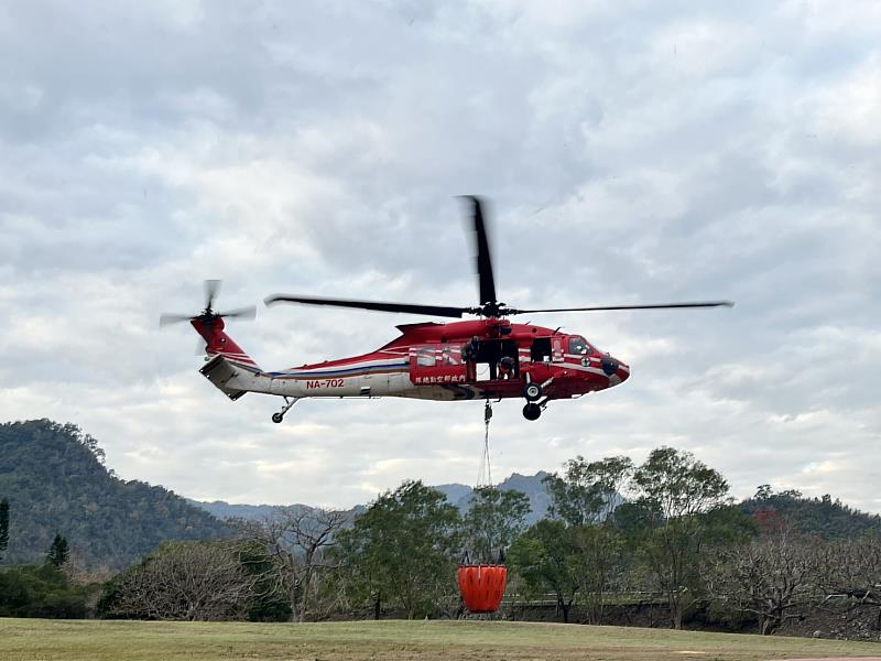 森林火災直升機取水救災情形。