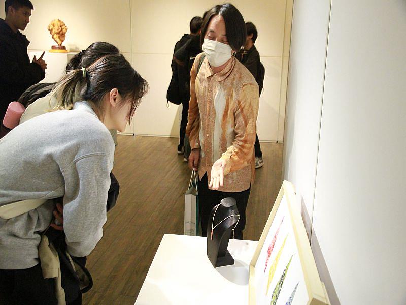 參展藝術家為元培學生導覽作品。