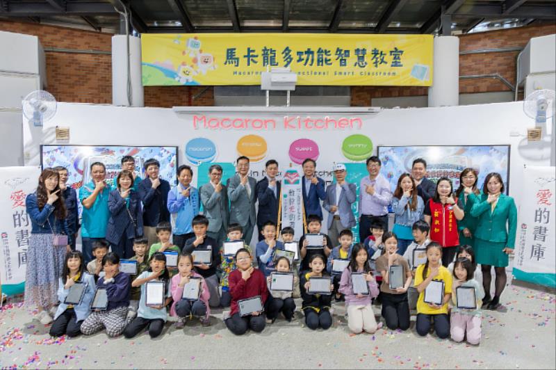 玉山文教基金會攜手台灣閱讀文化基金會於凱旋國小成立「數位愛的書庫」，推動數位閱讀扎根宜蘭，玉山文教基金會董事陳勸仁（左6起）、宜蘭縣政府教育處陳金奇處長、台灣閱讀文化基金會董事何正卿、執行長何鴻鈞凱旋國小陳銘俊校長共同出席。