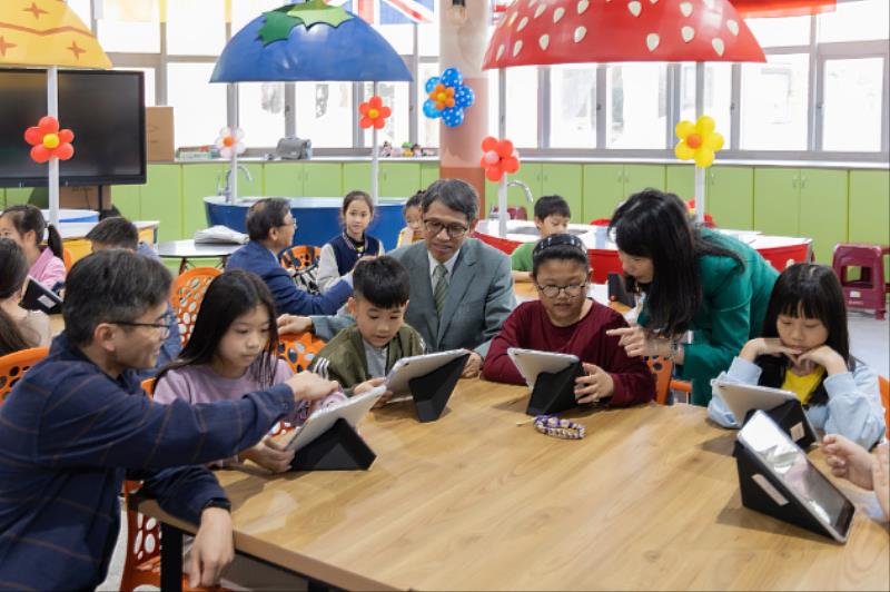 玉山文教基金會推動數位閱讀教育，於宜蘭市凱旋國小成立「數位愛的書庫」，共捐贈3台充電箱、30台平板，為數位閱讀教育再添新頁。