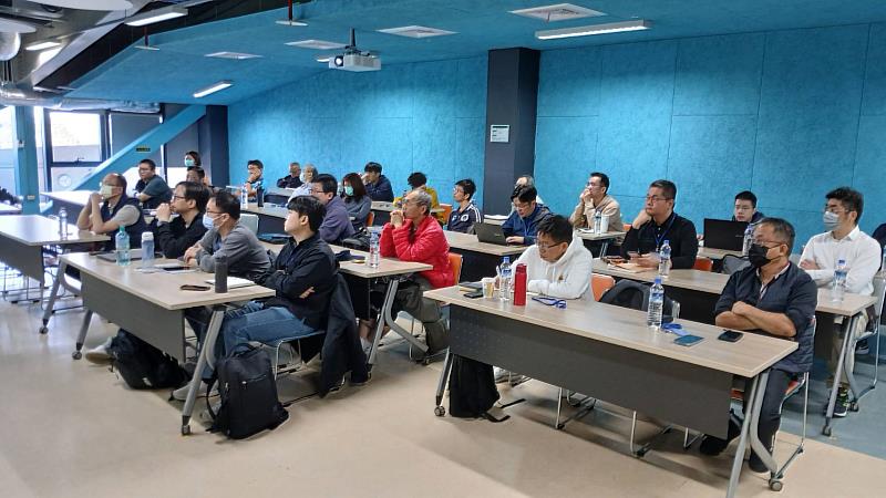 學員專心聆聽課程內容。