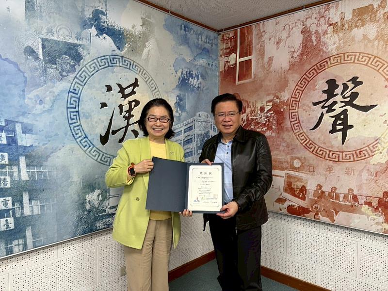 台灣尤努斯基金會董事長蔡慧玲（左）頒贈廣播專訪感謝狀予台灣人壽保險股份有限公司董事長、同時身兼中華民國全國商業總會理事長的許舒博（右）。