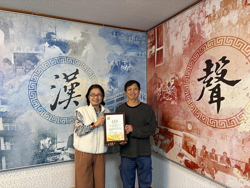 群景國際商務法律事務所所長蔡慧玲律師（左）頒贈廣播專訪感謝狀予博客來與TAAZE讀冊生活創辦人張天立（右）。