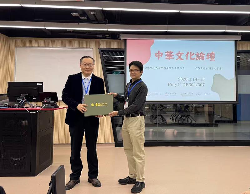 元智何威萱系主任(右)與理大韓孝榮系主任(左)交換紀念品。