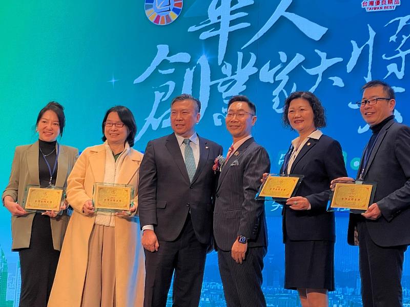 蔡慧玲律師（左2）與其他台灣永續大使得奬人合影。