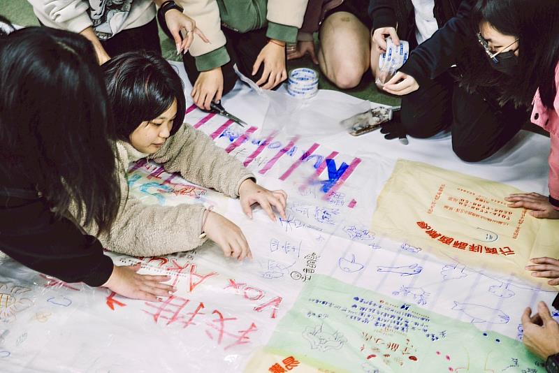 新北市美術館透過工作坊邀請民眾參與創作，以回收塑膠袋進行繪製與拼貼，實踐藝術與環境永續的結合。