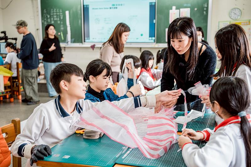 大觀國小學生參與「太陽能飛行博物館」工作坊。