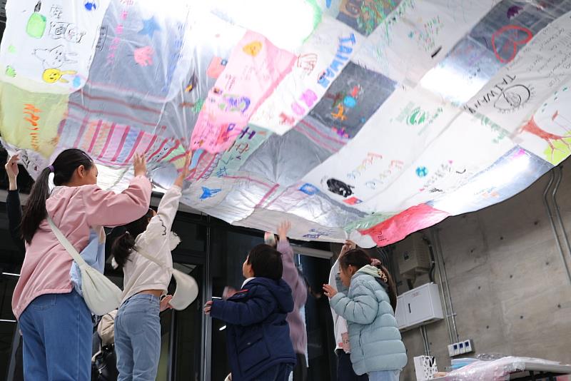 民眾參與「太陽能飛行博物館」工作坊,完成的作品將於展覽中呈現。