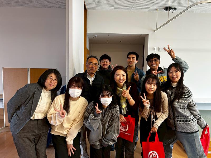 與鎮西學院互贈禮物。