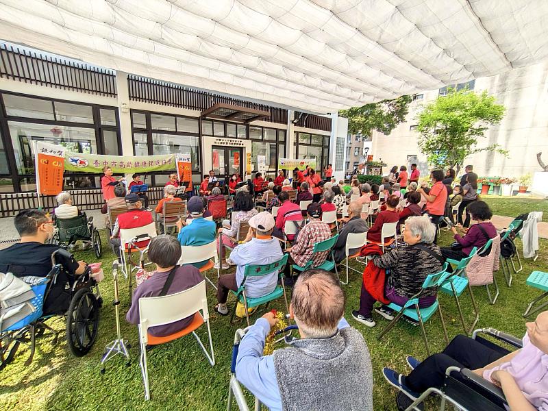 北區長青學苑二胡班學員演奏懷舊經典老歌，悠揚樂音喚起謙和賀日照中心長輩們的記憶及愉悅好心情。