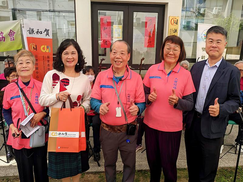 中臺科大陳錦杏校長（左2）、郭銘峰推教長（右1）及廖清祈老師（中）與臺中市高齡健康促進協會代表合影。