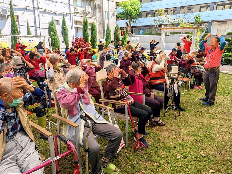 中臺科大附屬謙和賀日照中心長輩們學習簡易的經絡舒壓與氣血活絡方式。