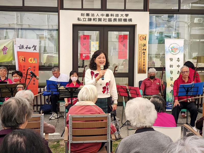 中臺科大陳錦杏校長致詞感謝各單位將專業回饋給年長的謙和賀日照中心長輩們。