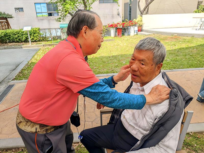 臺中市後驛社區大學古力經絡社、東區長青學苑經絡班等多位學員齊心協力服務謙和賀日照中心長輩們。