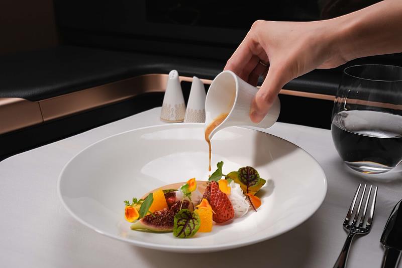 星宇航空持續與米其林餐廳及知名品牌合作，包括榮獲米其林肯定素食餐廳鈺善閣，打造多元餐飲選擇。