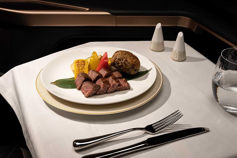 星宇航空同時榮獲全球最佳機上餐飲 大獎，彰顯在機上餐飲服務上的卓越表現。