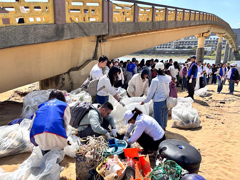 凱基證券聯合淨灘活動，近150名同仁一早於福隆沙灘進行清理海廢作業，展現永續行動力。