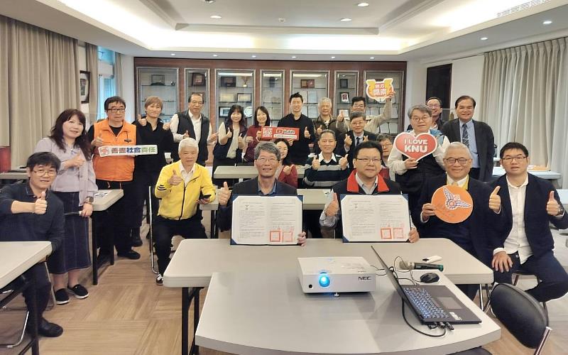 開南大學與二信高中團隊合影，見證策略聯盟合作啟動。