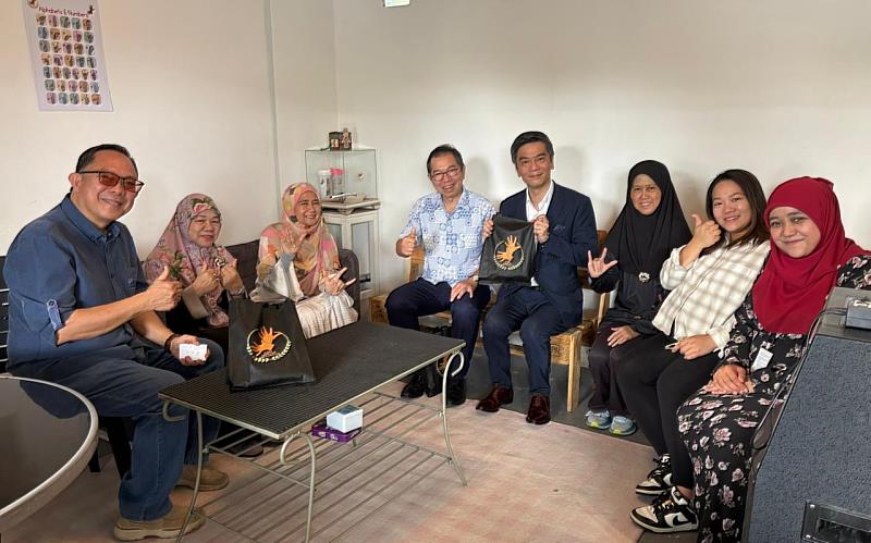 駐汶萊代表處蕭大使（左4）及駐處同仁與FITRAH團隊合影。