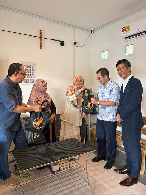 駐汶萊代表處蕭大使接受FITRAH致贈紀念品。