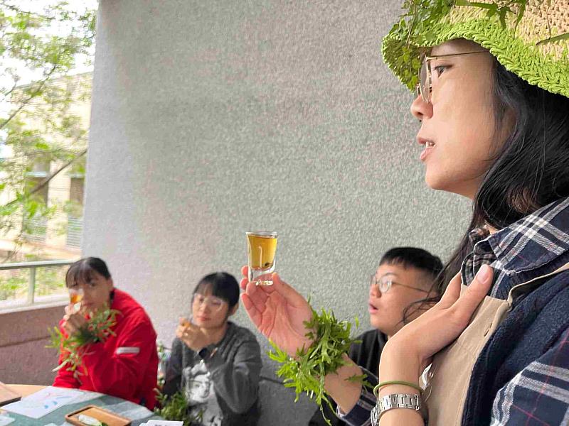 環教師引導學生放鬆身心，探尋自我。
